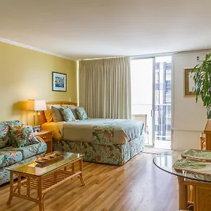 Apartment Tropical At Marine Surf Waikiki: Beachfront Oasis With Full Kitchen, Honolulu